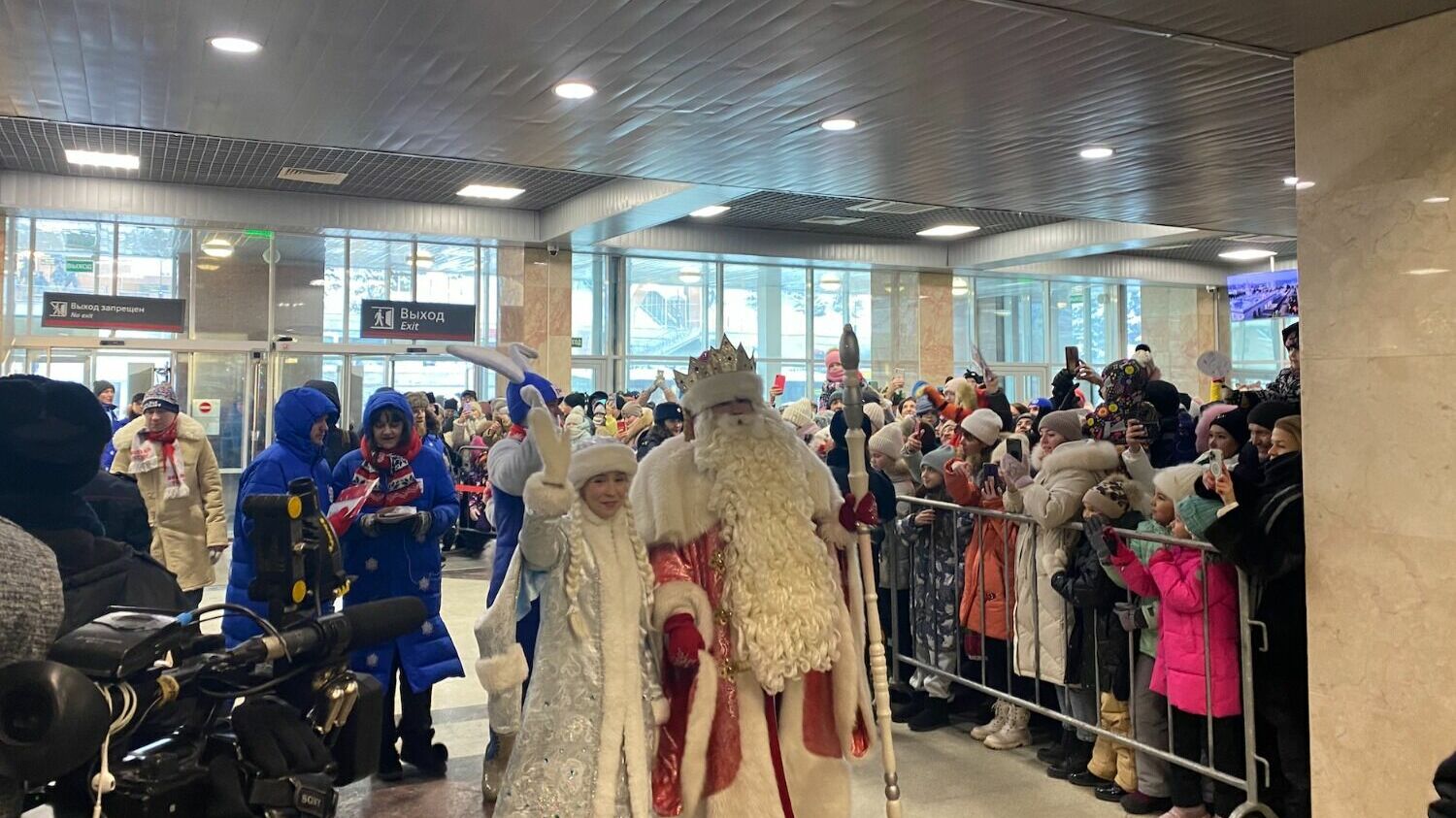 Дед Мороз и Снегурочка идут на праздничный концерт
