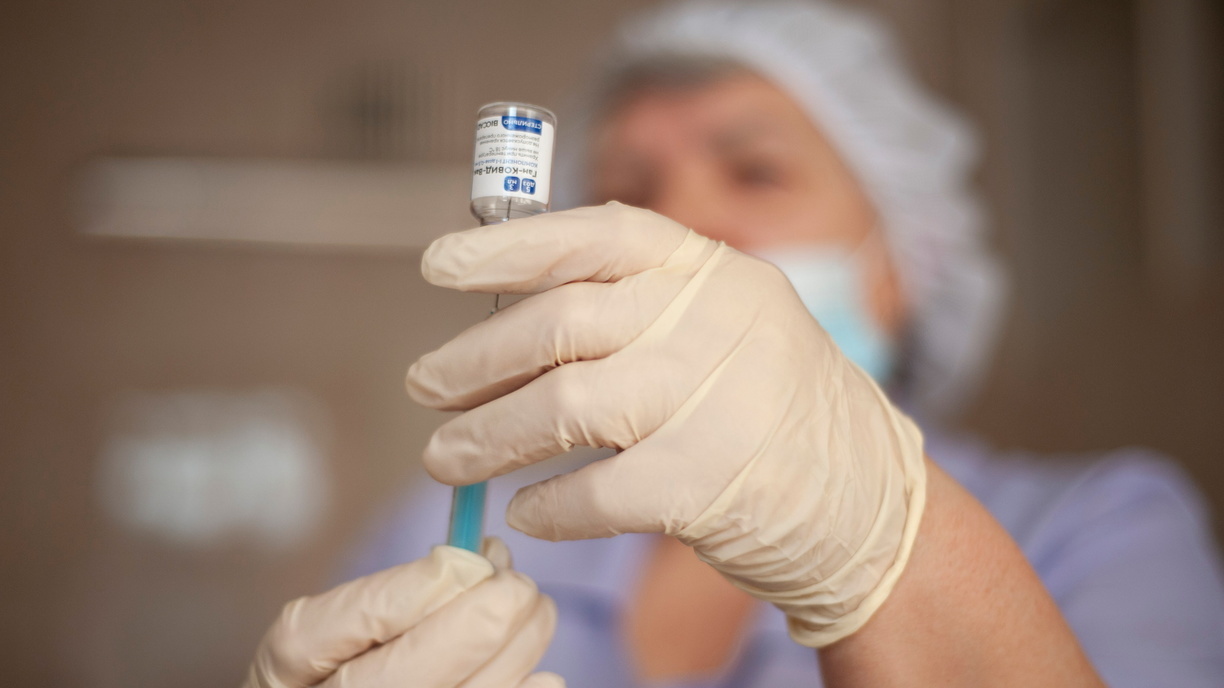 Вирусолог: Вакцинировать подростков можно только после испытаний