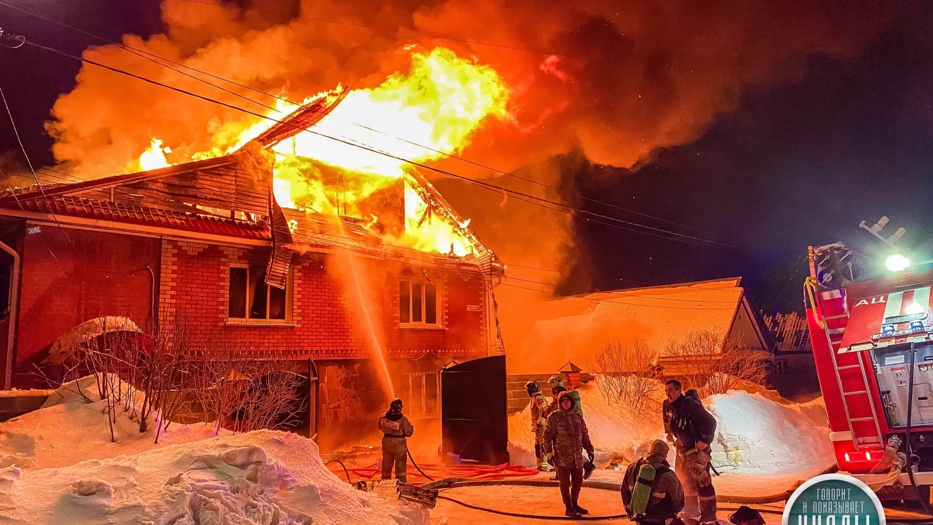 В Башкирии огонь охватил крышу дома