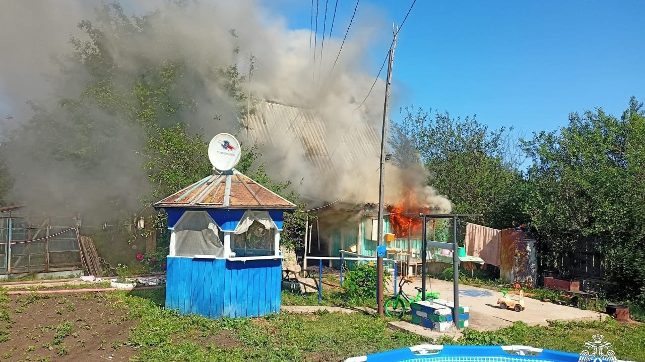 Две девочки выпрыгнули из окон горящего дома в Башкирии