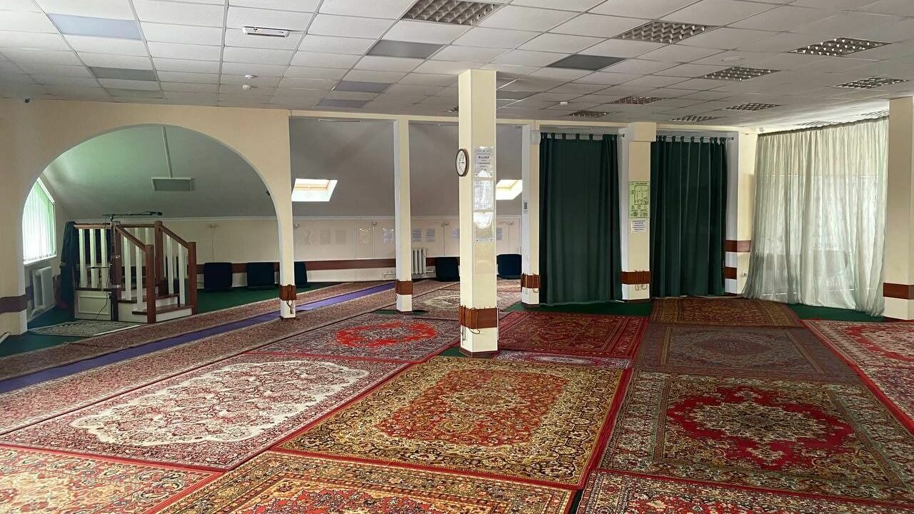 Обилие ковров и плавные линии - отсылки к арабской культуре в уфимской мечети 