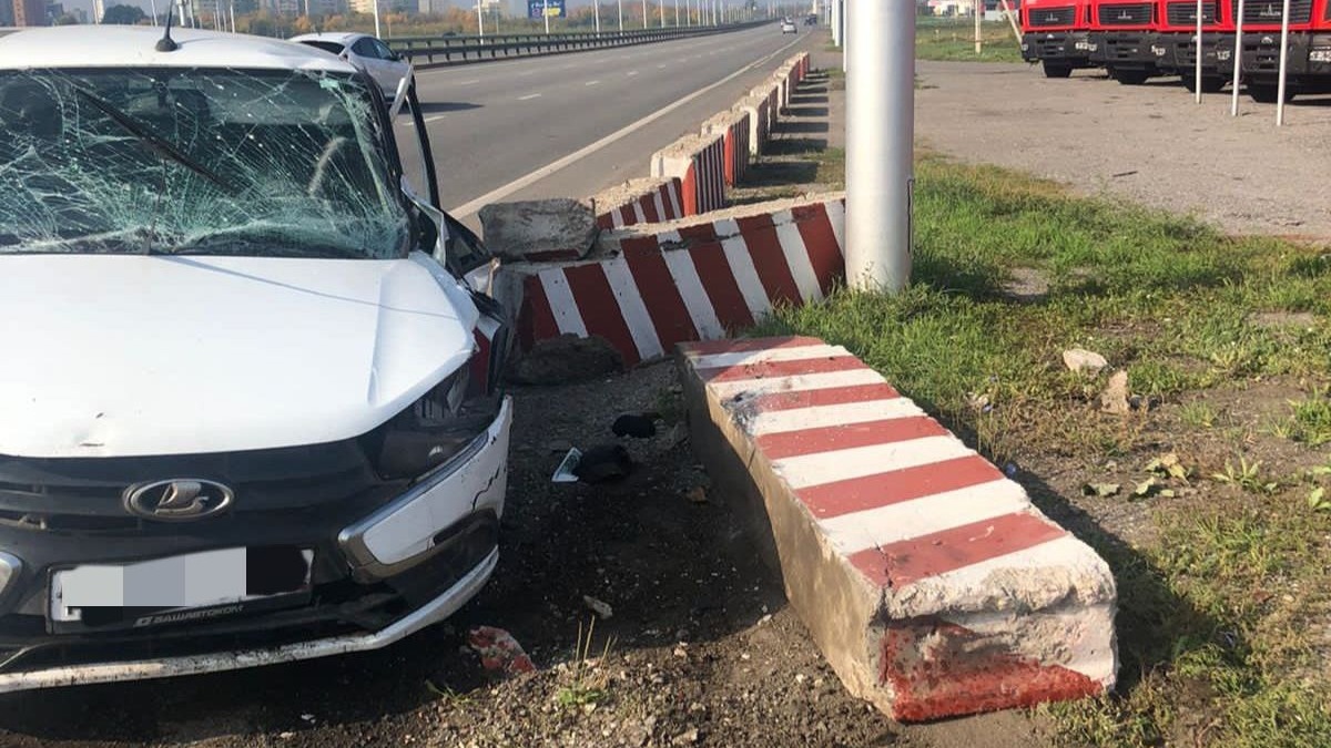 В Уфе таксист врезался в ограду Затонского шоссе и погиб