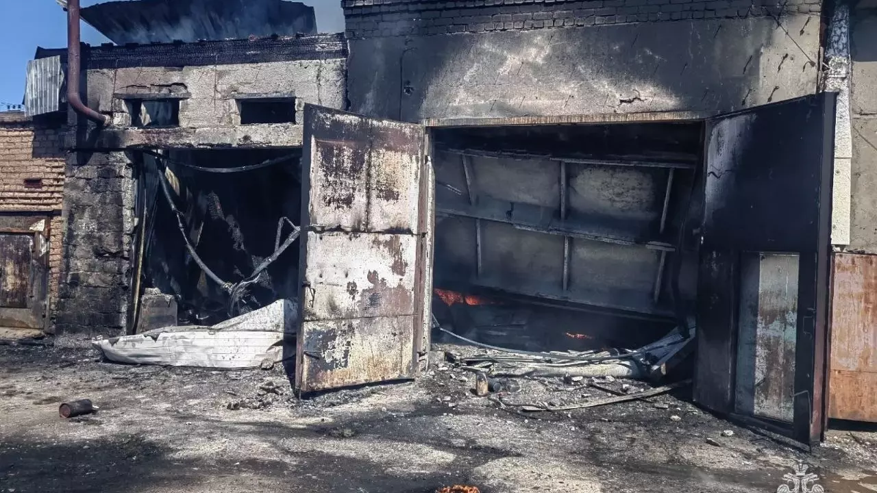 В Башкирии загорелось здание автосервиса