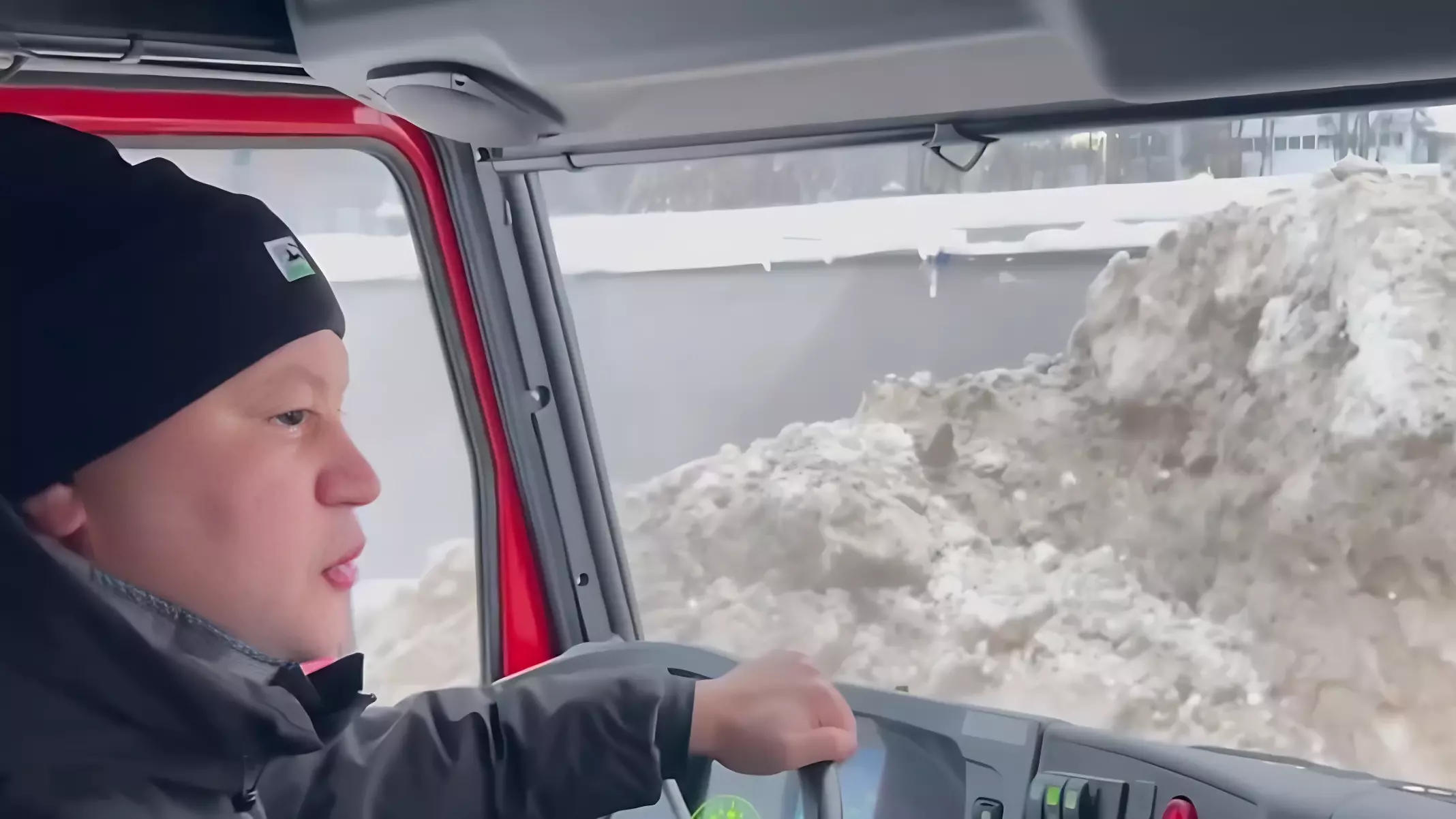 Мэр Уфы Ратмир Мавлиев посетил снегоплавильный пункт