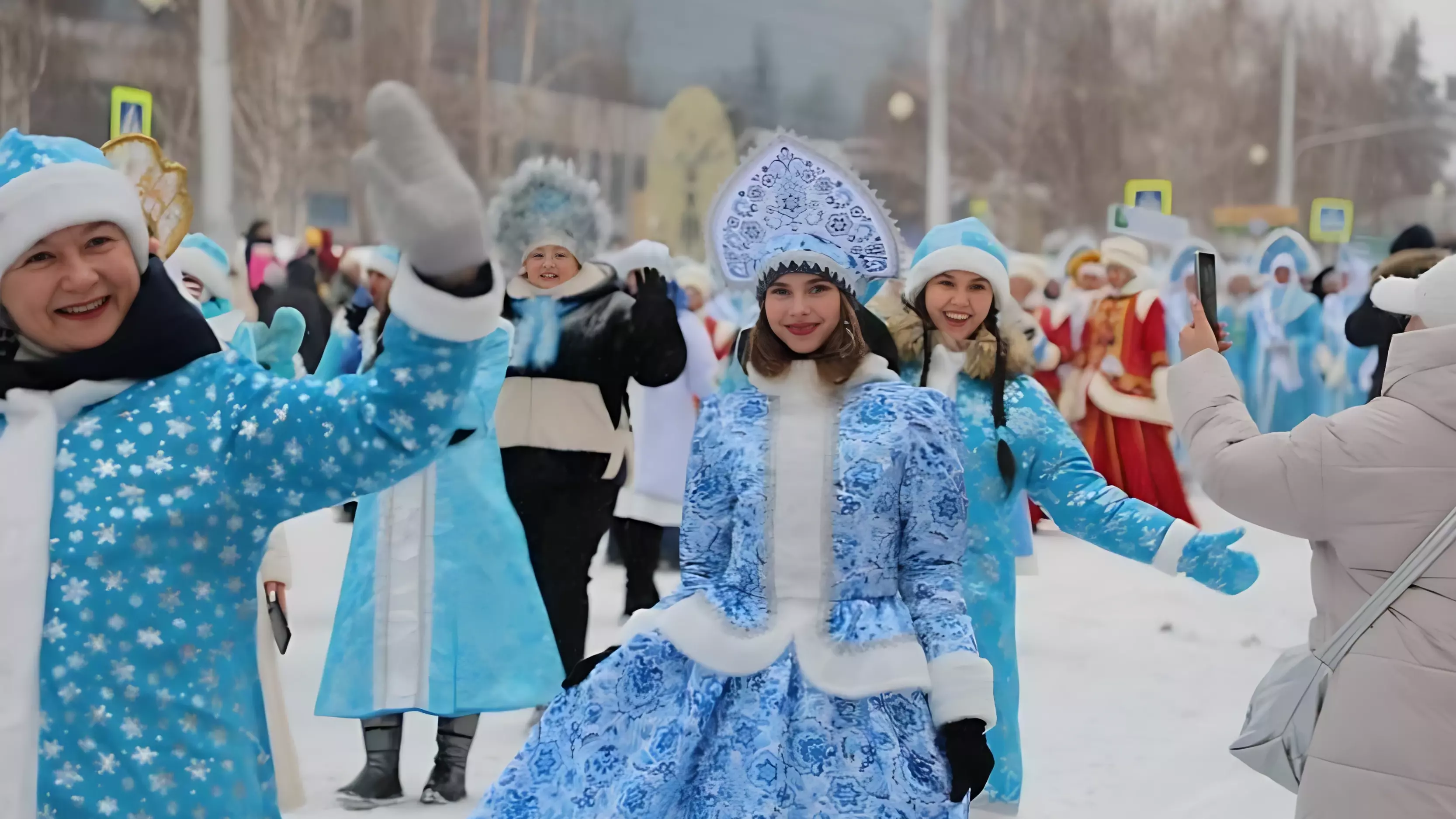 В Уфе прошел парад со Снегурочками из городов и районов Башкирии