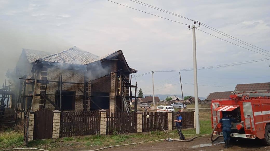 В Башкирии загорелся дом после попадания в него молнии