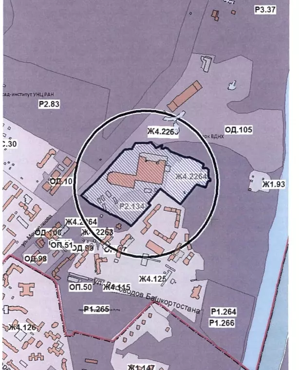 Чёрной линией, ограничивающей штрихованную область, обозначена территория, попадающая под проект планировки и межевания. Посередине — торгово-выставочный комплекс.