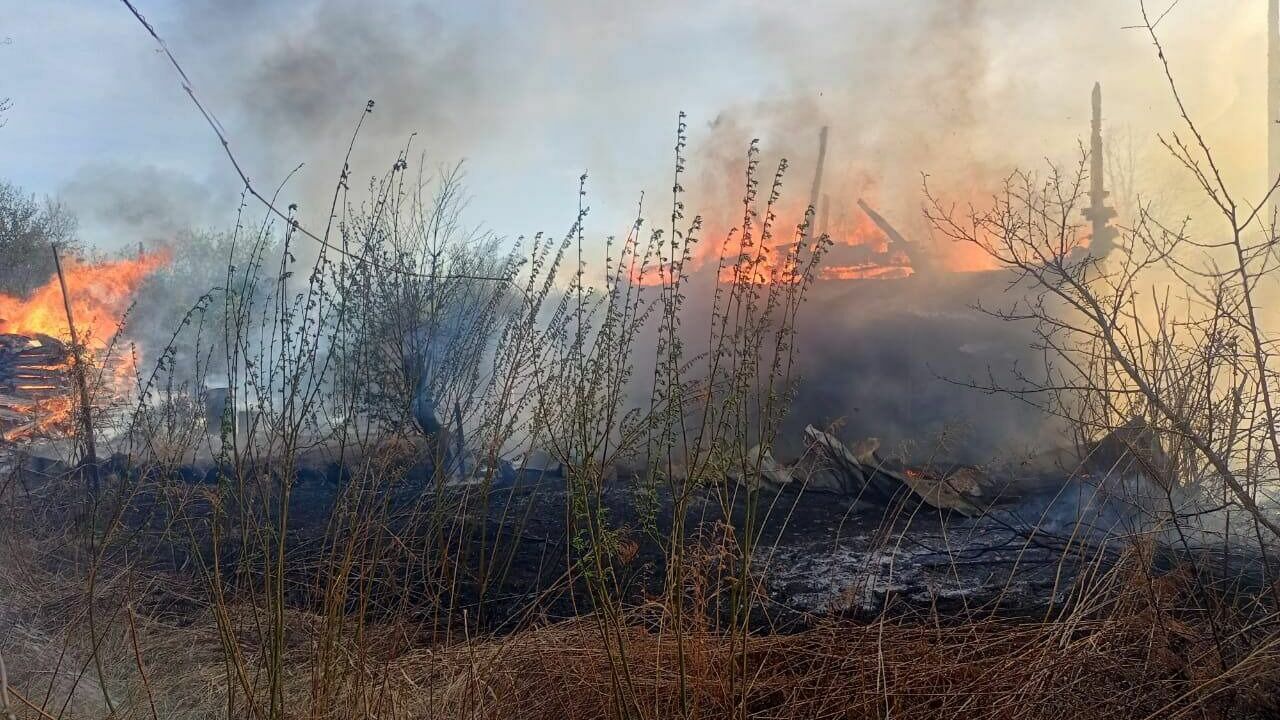В Башкирии из-за пожара в поле сгорели шесть домов