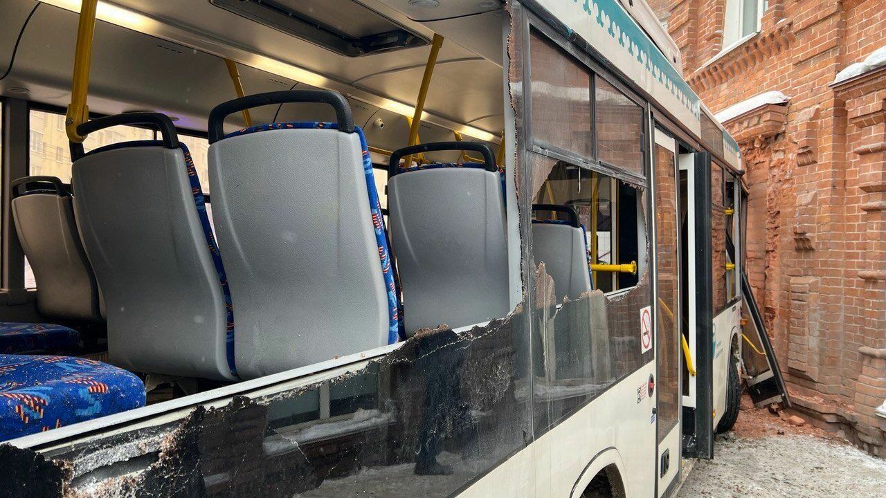 СК возбудил дело после ДТП с автобусами в Уфе, где пострадали 8 пассажиров и памятник