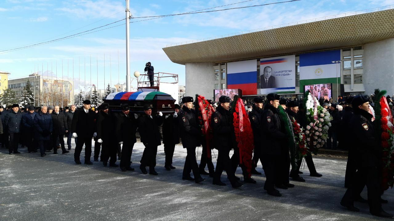 процессия провожает Муртазу Рахимова