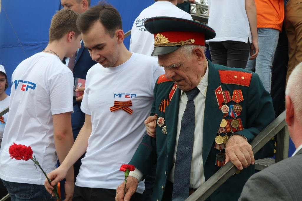 ФОМ: Почти половина россиян считают, что люди готовы помогать другим