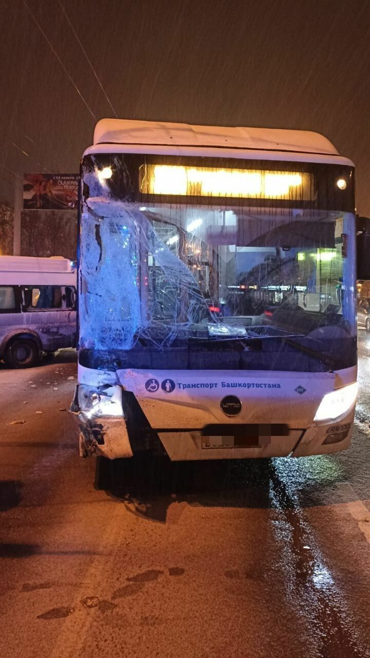 Пять человек пострадало при столкновении трех автобусов на проспекте Октября в Уфе