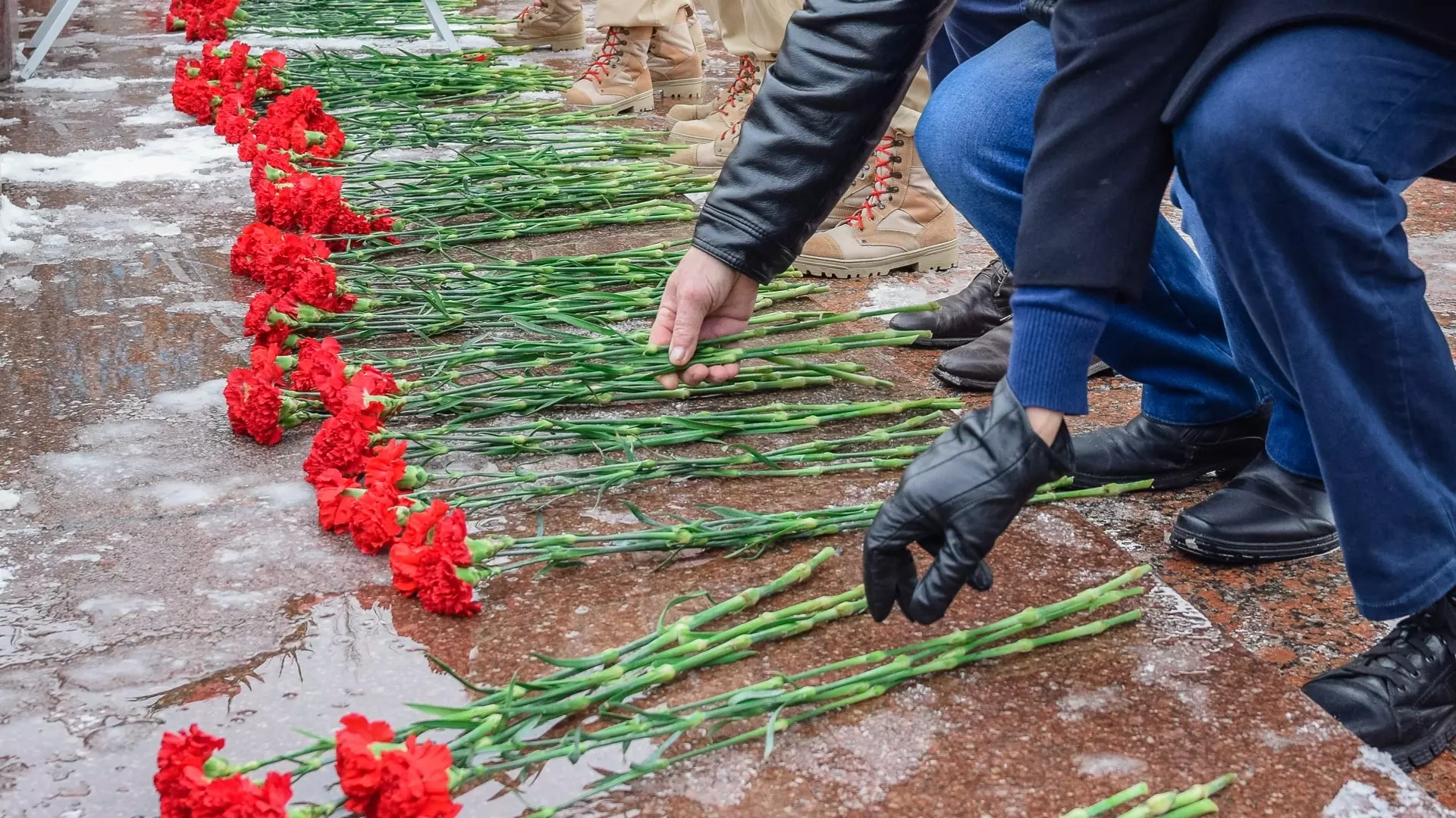 Хоккейные болельщики из Уфы приносят цветы к центральному входу «Уфа Арены»