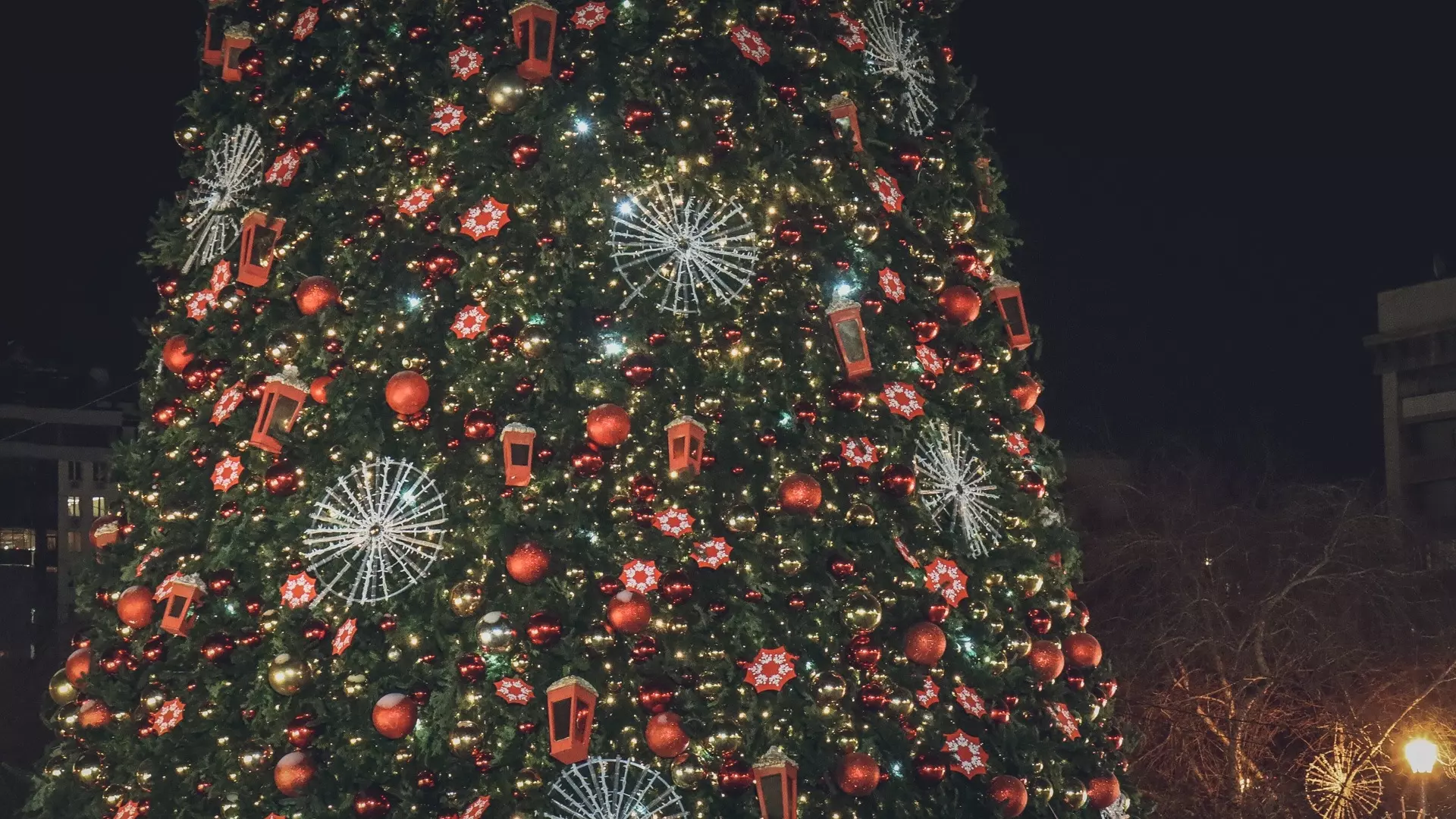 18 новогодних елок и городков установят в Уфе