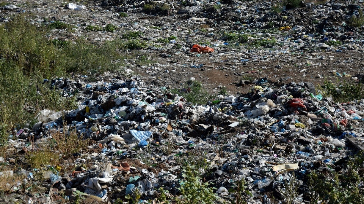 Хабирову пожаловались на вывоз мусор на набережную в Ишимбае