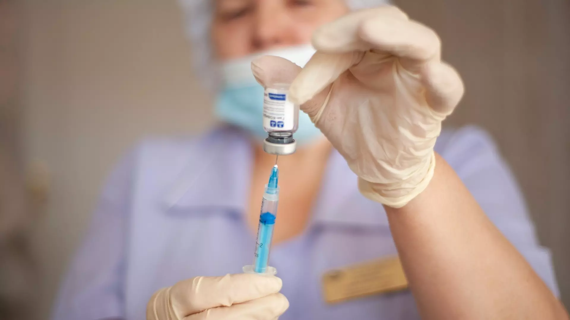 Роспотребнадзор: вакцинация от коронавируса в этом сезоне не нужна