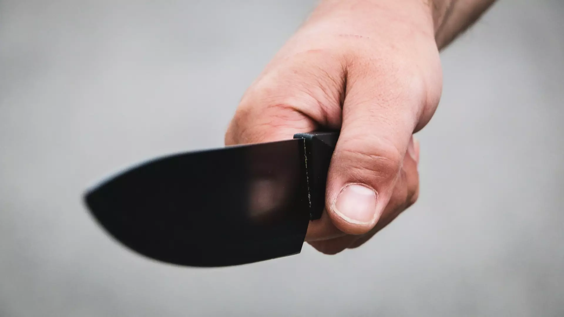 В Уфе на сотрудников полиции напал мужчина с ножом