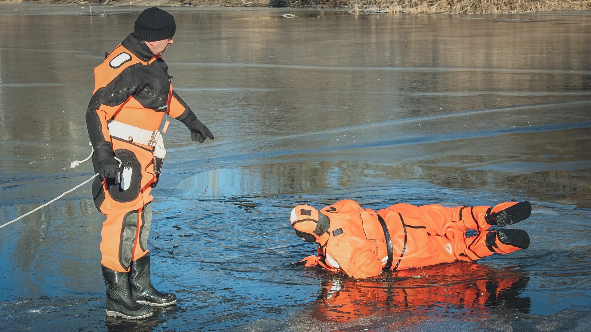 На озере в парке Кашкадан в Уфе тело утонувшего мужчины извлекли из воды спасатели