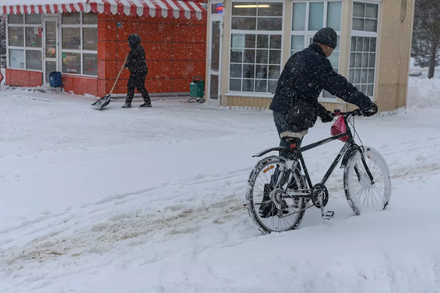 Несмотря на ненастье, находились смельчаки, не пожелавшие расставаться с велосипедами даже зимой...