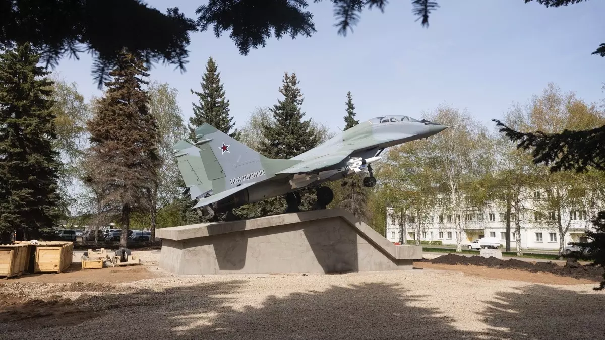 Монтаж памятника Миг-29 у здания отдела кадров УМПО в Уфе