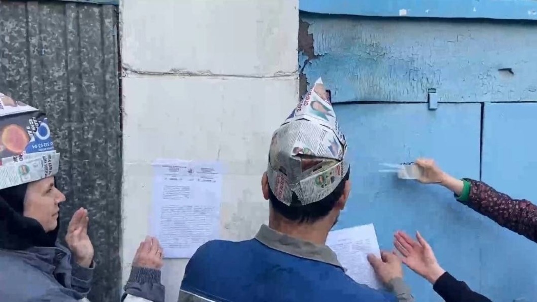 Уфимцы заклеили трещины своего дома отписками чиновников