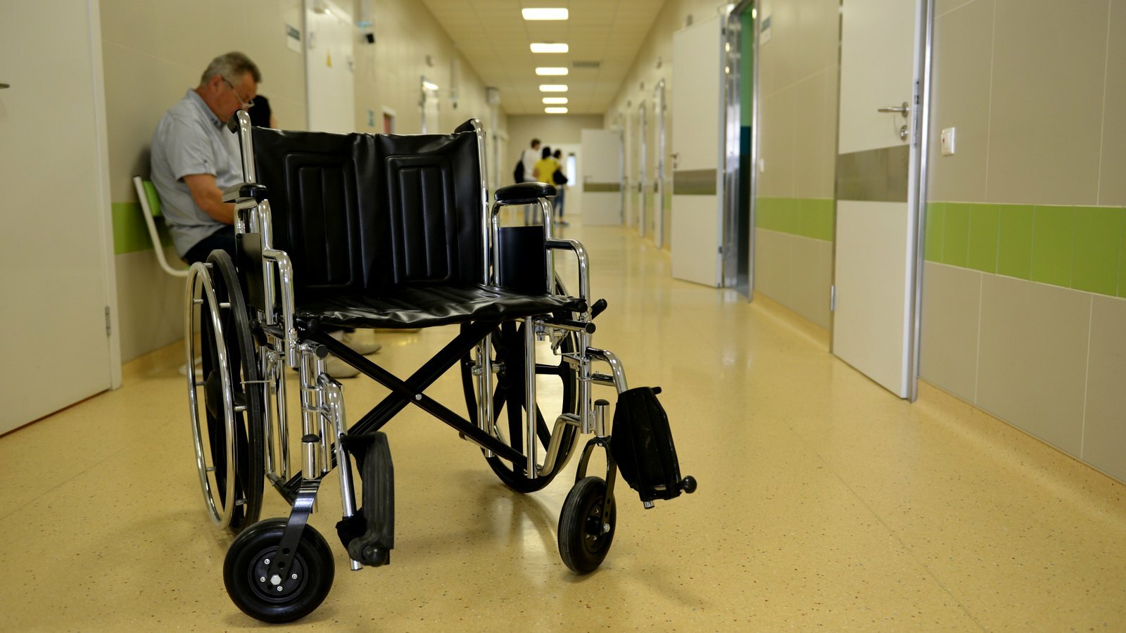 Как чиновники экономят на инвалидах, сокращая их число