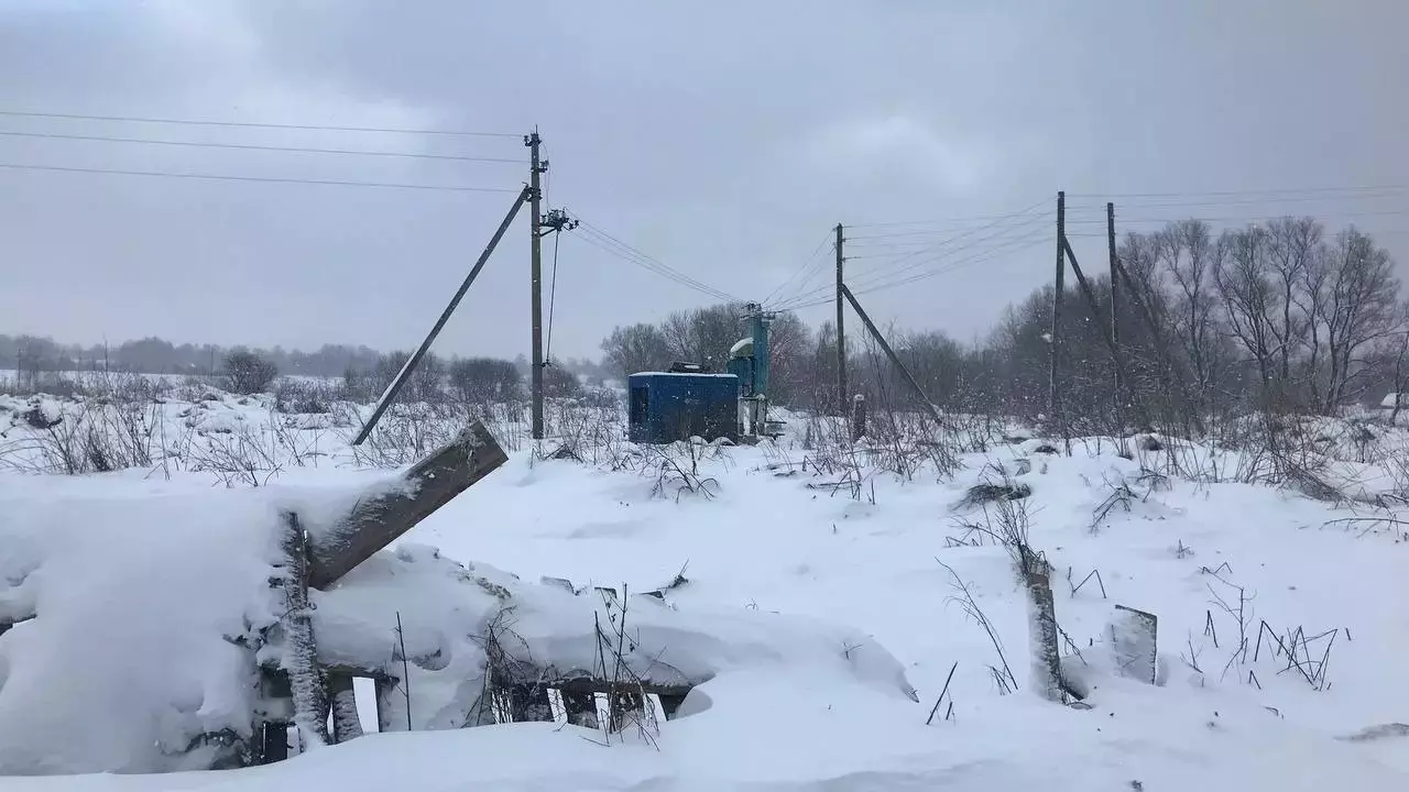 Сотни жителей Ярославской области без света и тепла: власти не реагируют