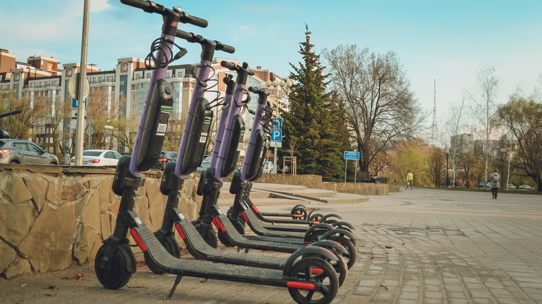 Колеса для пешеходов: как Уфа влюбилась в самокаты и почему это нравится не всем