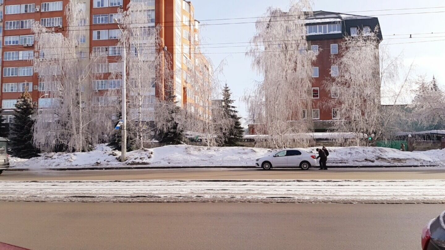 Улица Аксокова. Снег никто не вывозит