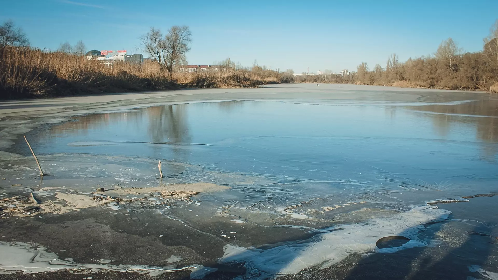 В Башкирии на реке Белой трое детей провалились в воду, гуляя по льду
