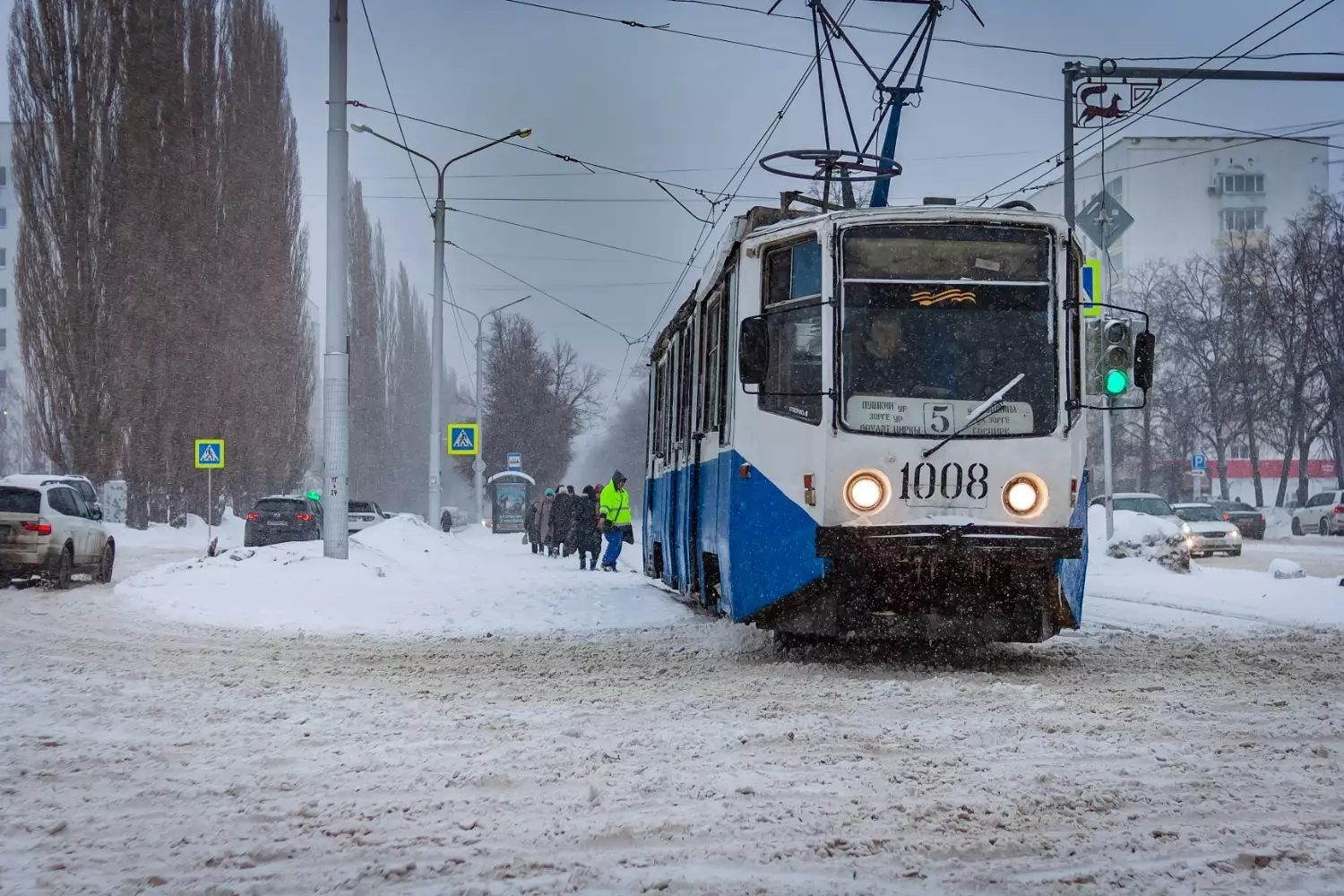 На трамвайные пути выезжали специальные снегоочистители