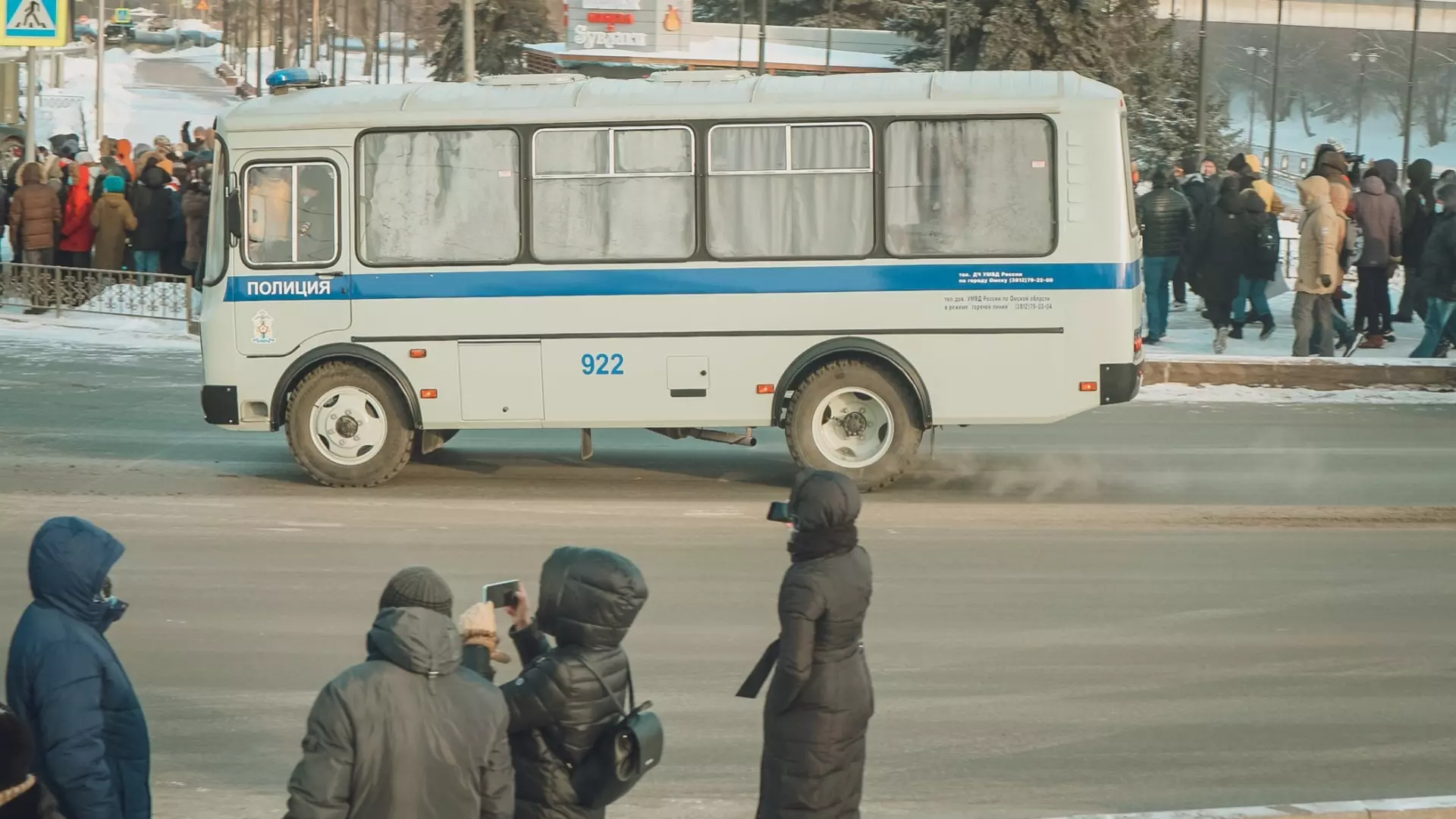 Участники митинга в Уфе попытались остановить автобус с задержанными