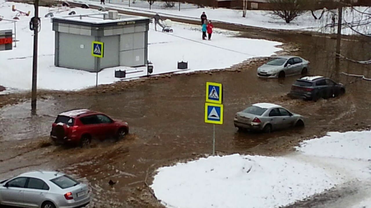 В Уфе в мороз из-за аварии улицу Сочинскую затопило , а 64 дома остались без воды