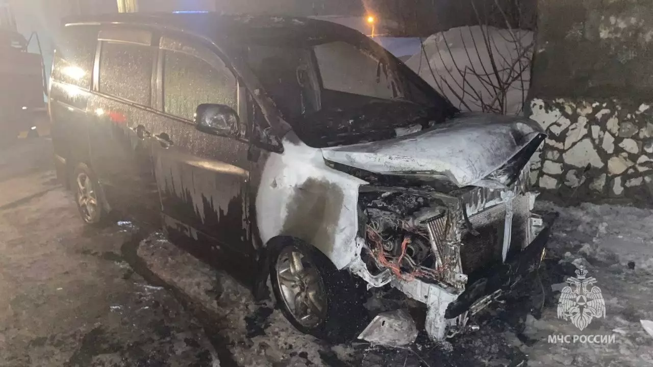 Две машины сгорели ночью в Уфе