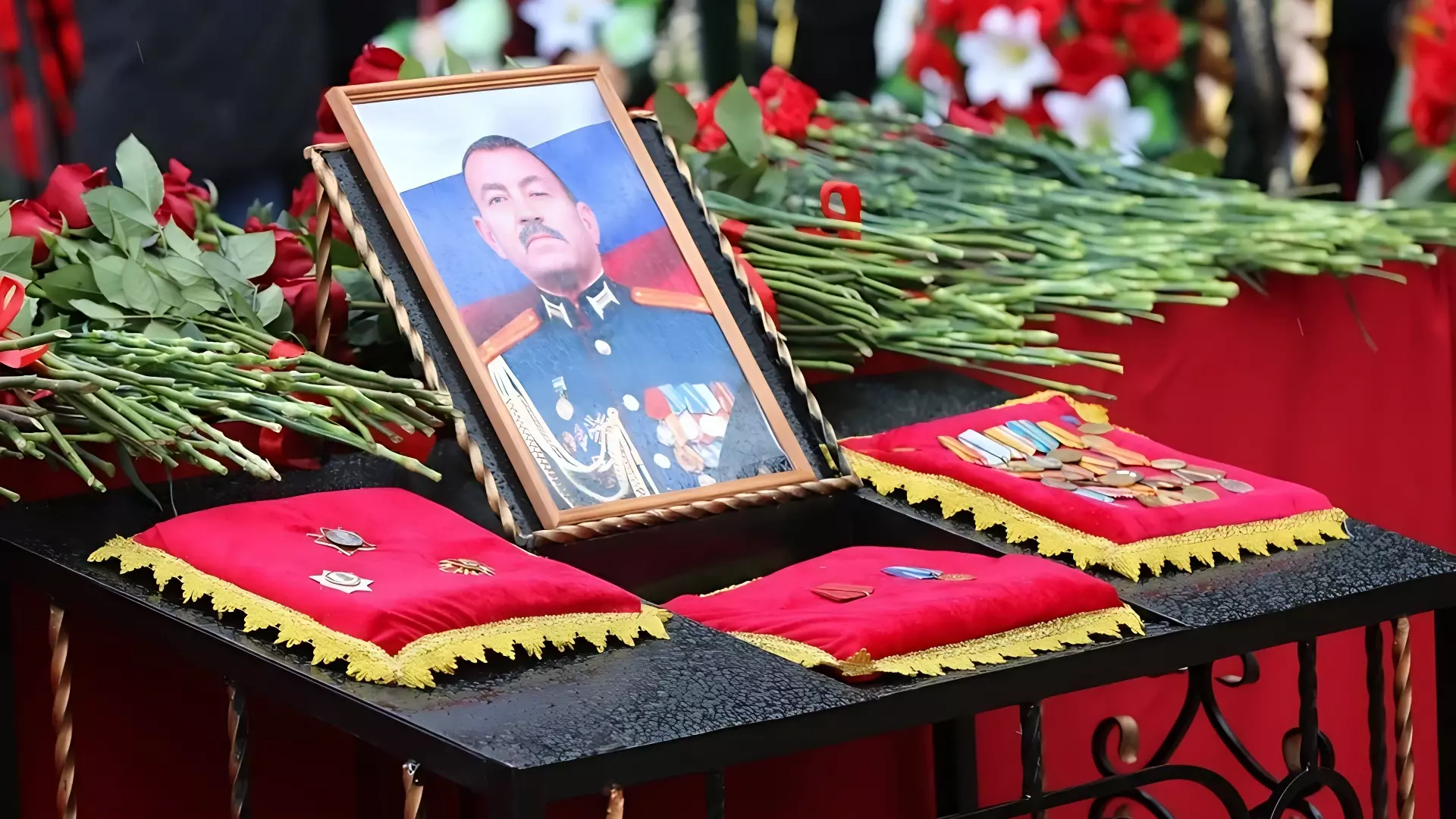 В Башкирии простились с погибшим в результате ДТП военкомом Ринатом Гималовым