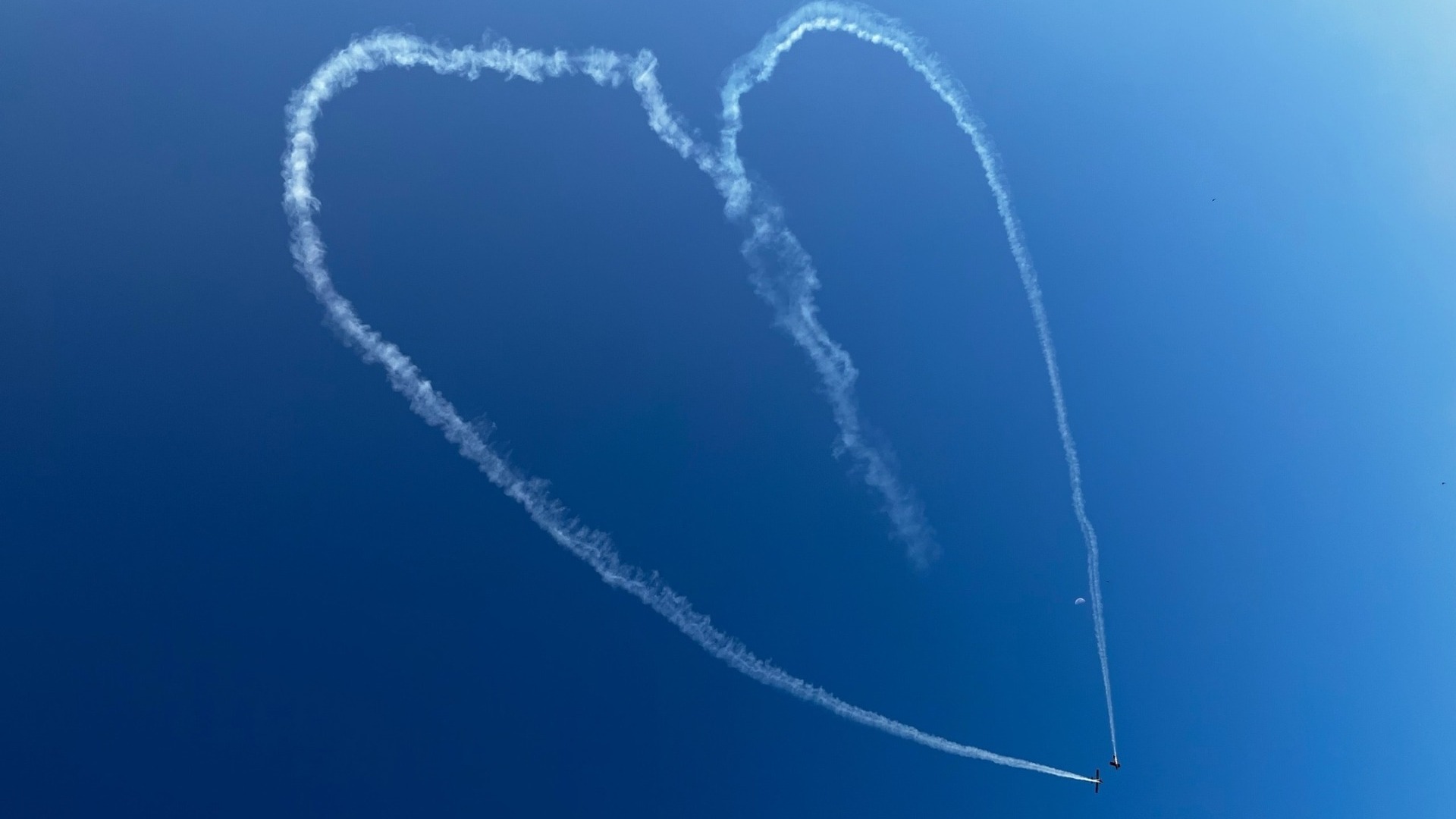 В Башкирии небо над Нефтекамском украсило огромное сердце, нарисованное самолетами