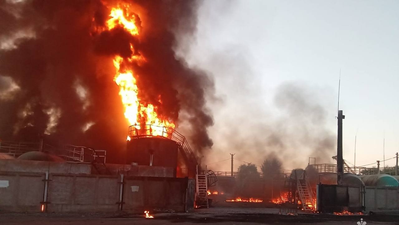 Пожар на жд-станции в Уфе: горит склад горюче смазочных материалов