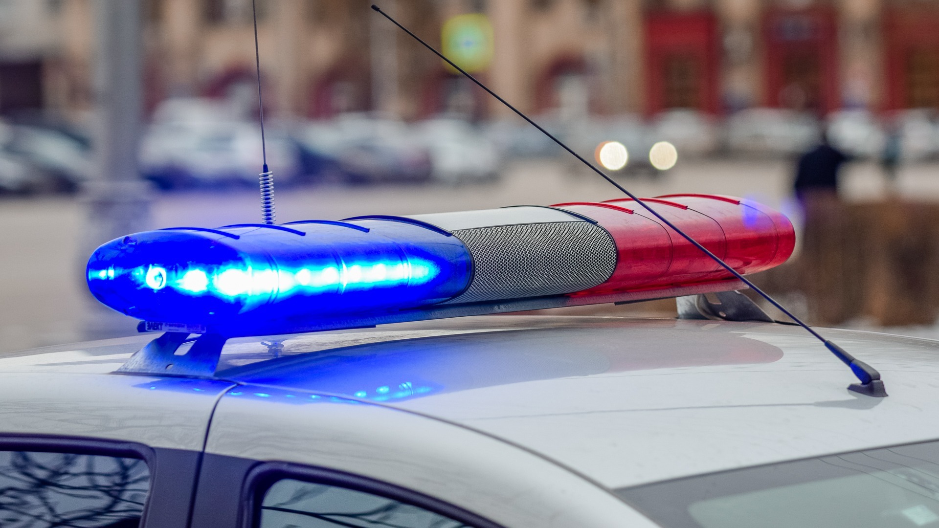В Уфе задержали 20-летнего водителя без прав, перевозившего пассажира на крыше авто