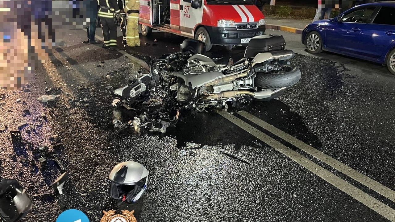 В результате ДТП в Уфе пострадали 26-летняя девушка и водитель мотоцикла
