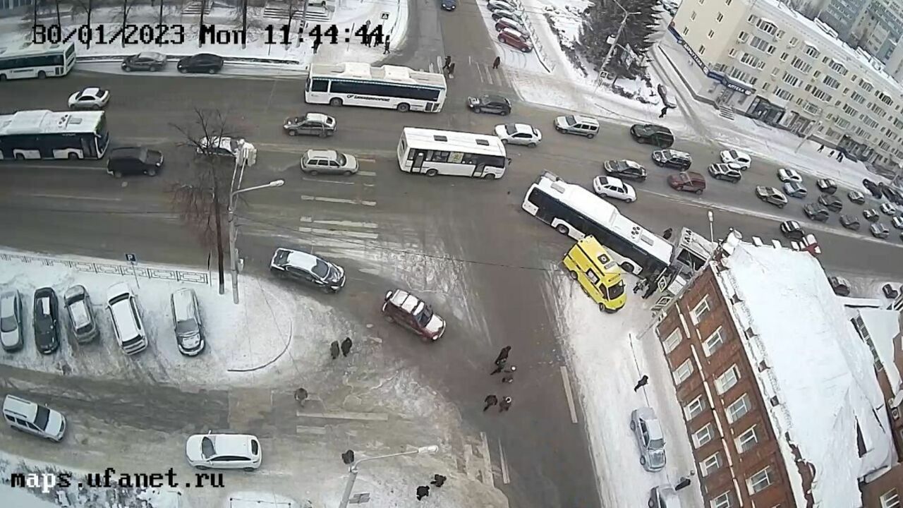 Автобус с пассажирами влетел в Особняк Якушевых в центре Уфы