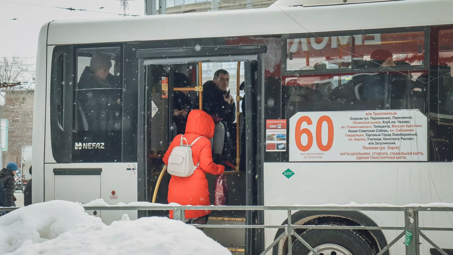 Ехал с открытыми дверьми: жители Уфы вновь пожаловались на забитые автобусы