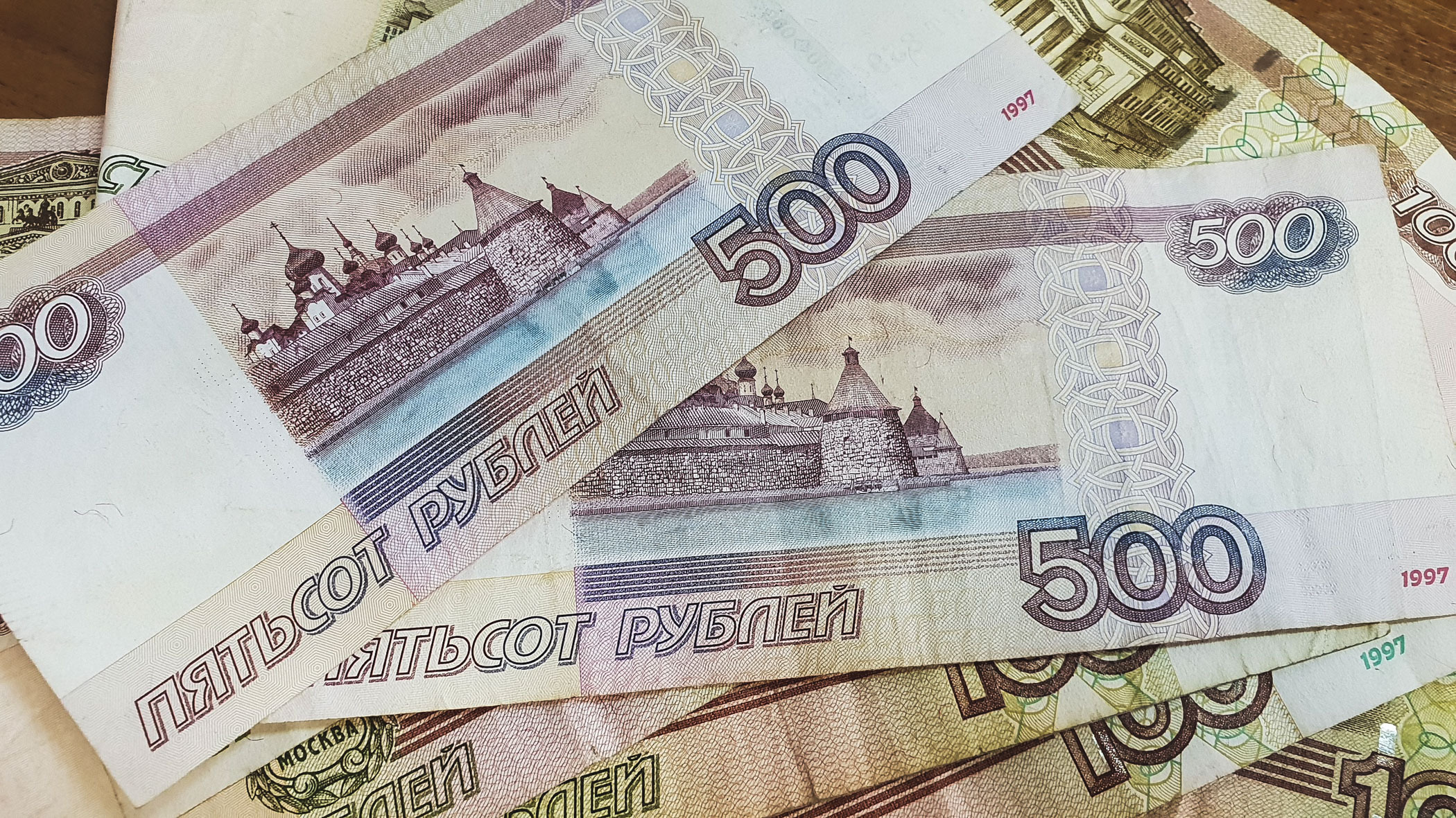 Экономист назвал причину падения евро по отношению к доллару и рублю