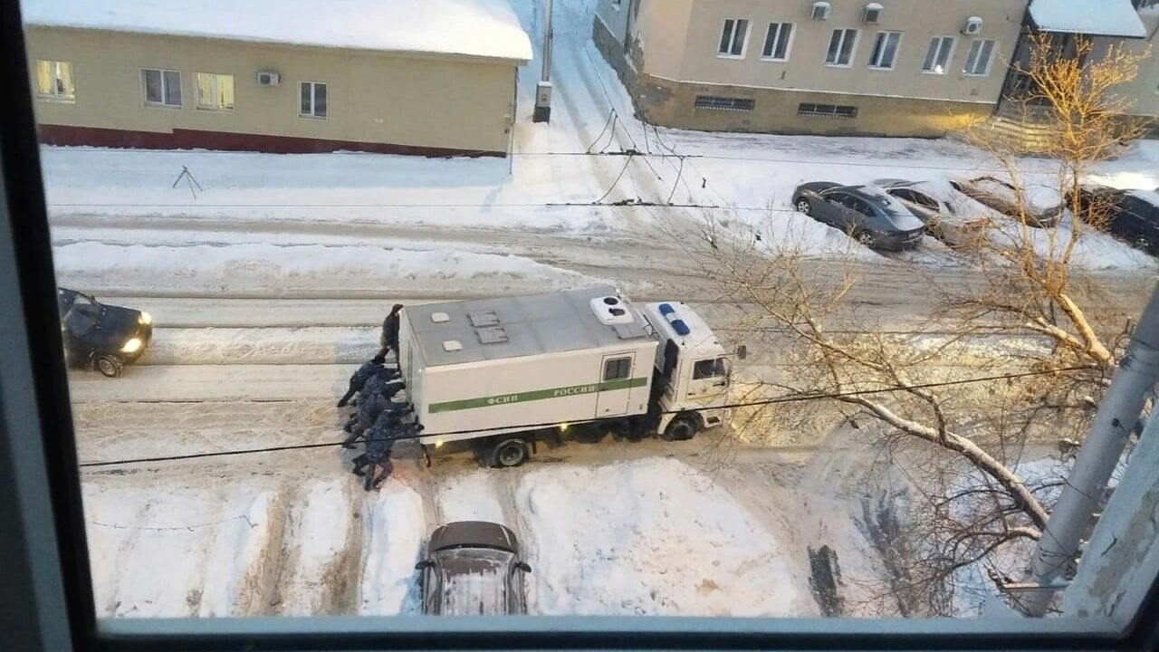 Автозак ФСИН застрял на неочищенной от снега улице в Уфе и его выталкивали сотрудники