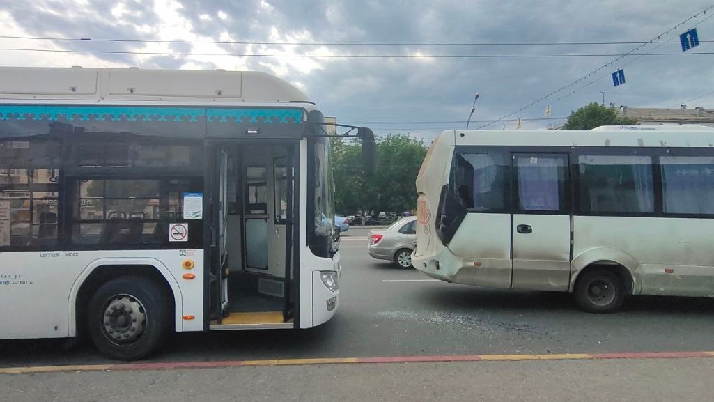 Утром 2 июня на бульваре Славы в Уфе столкнулись два автобуса