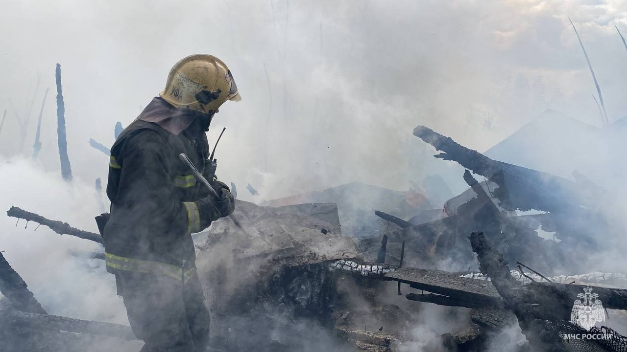 Крупный пожар в Уфе: ветер разнес пламя и едва не спалил жилые дома
