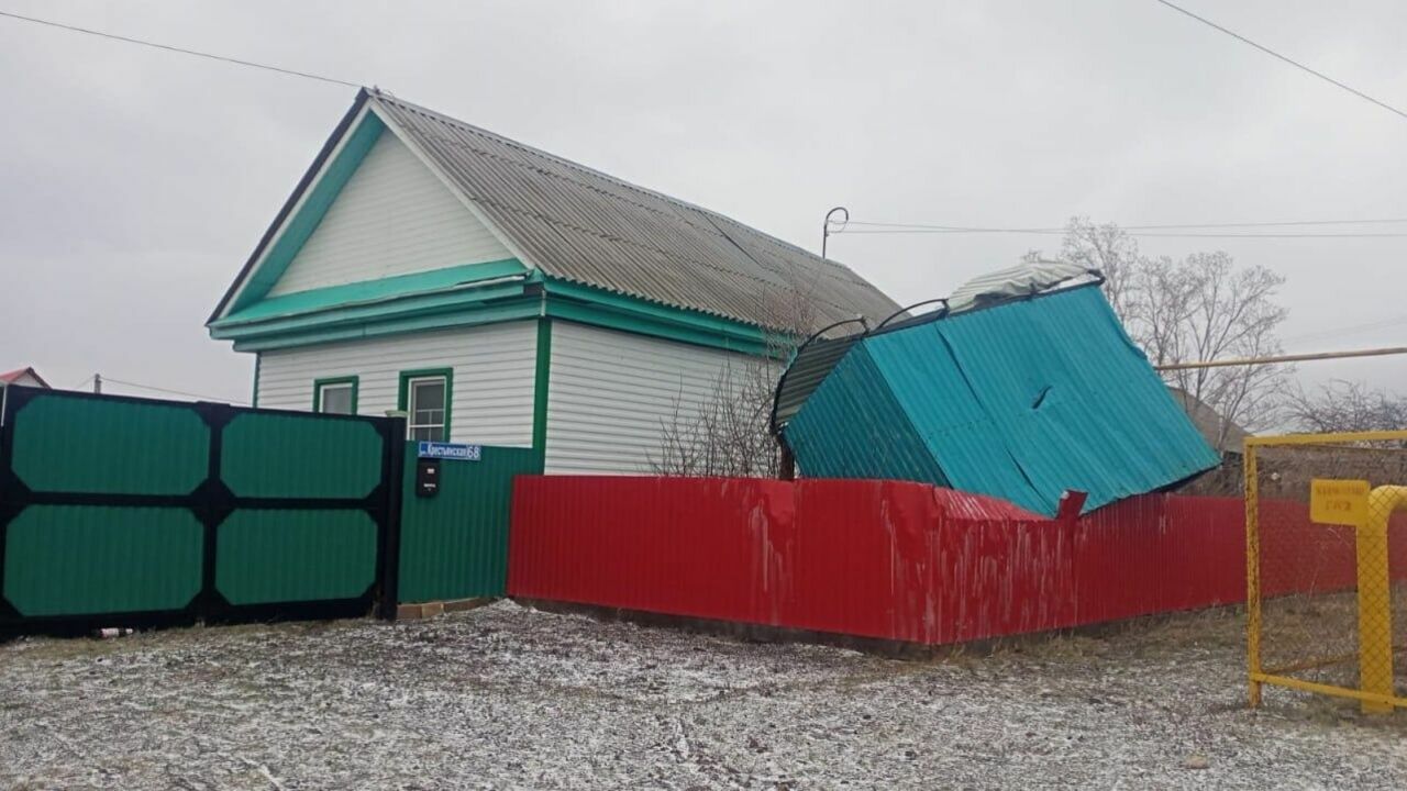 Летающие остановки и крыши: последствия ураганного ветра в Башкирии