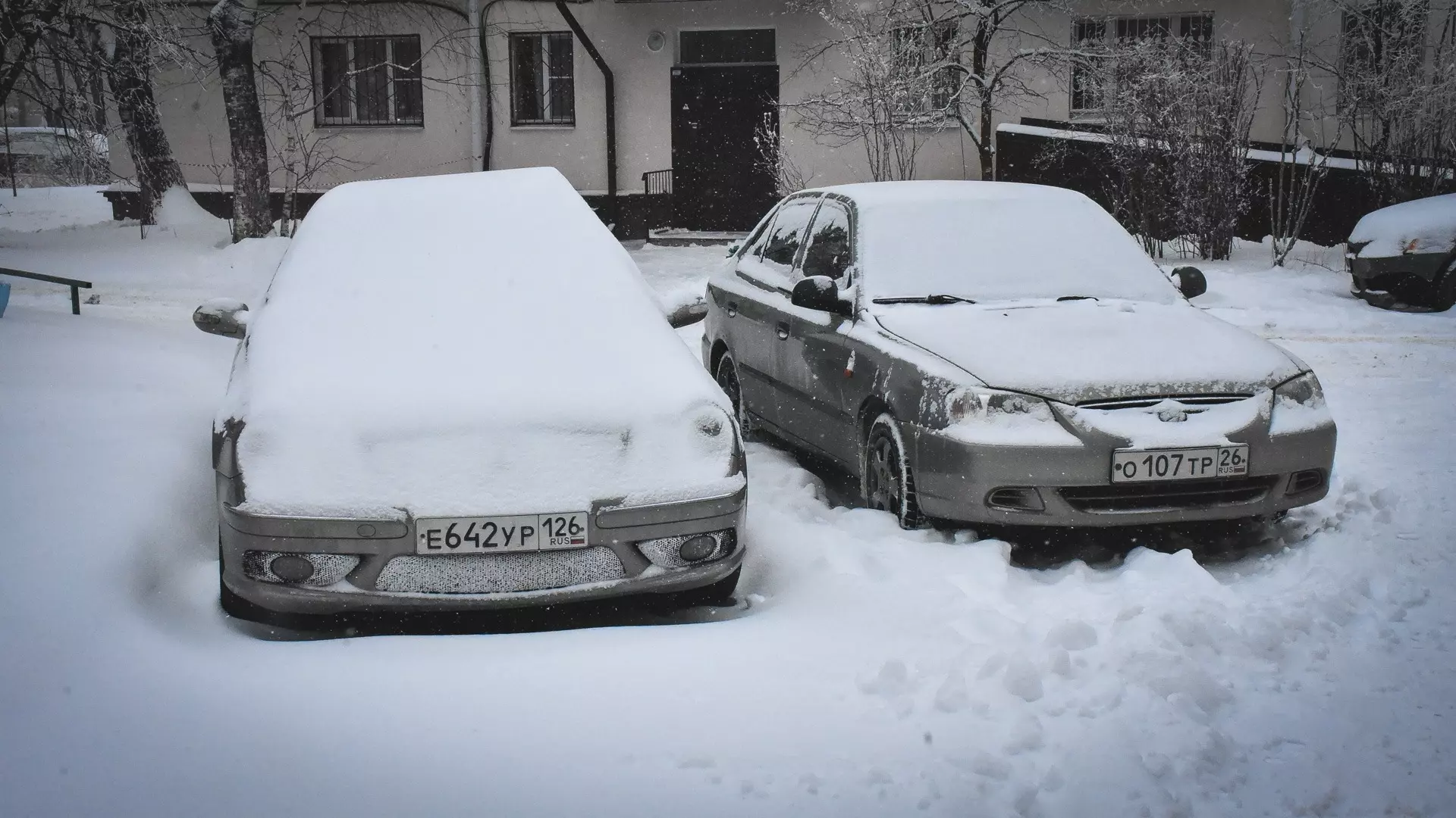 В Уфе опять не чистят снег: во дворе на улице Российской застряла скорая