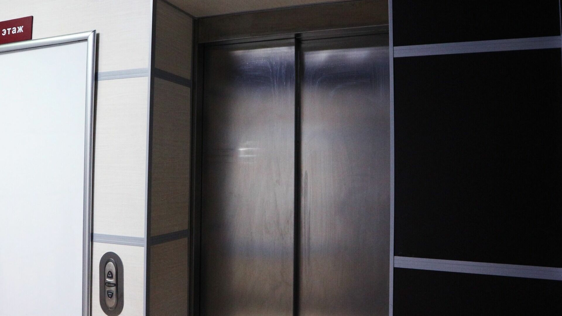 Полиция прокомментировала жестокое избиение женщины в лифте в Уфе