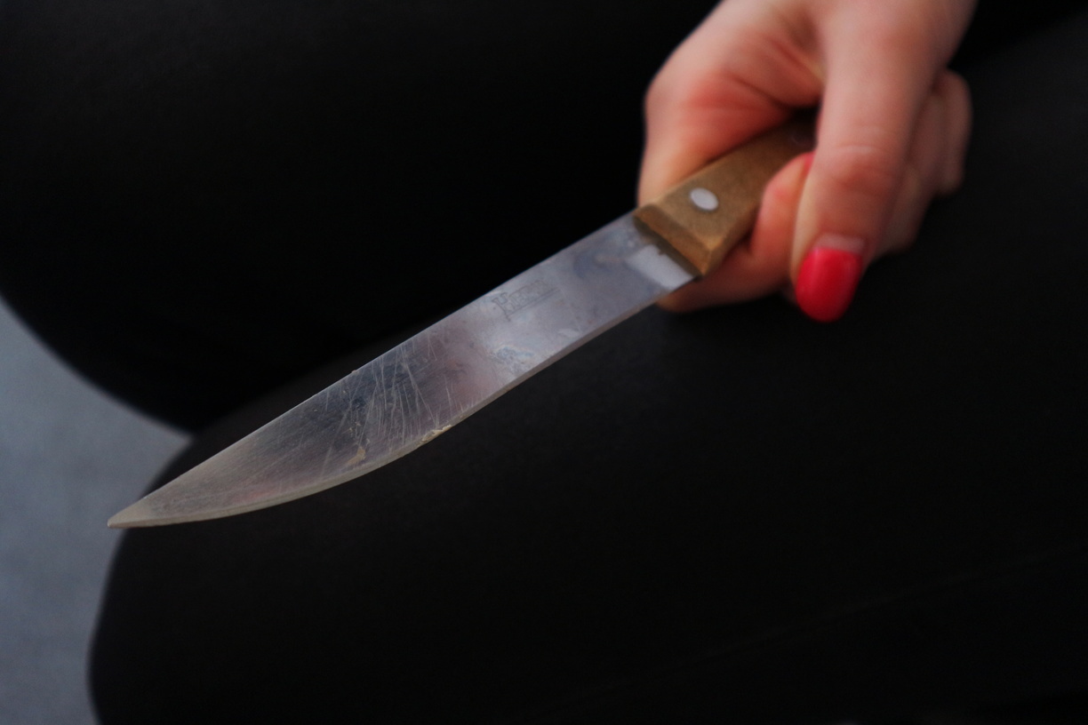 Женщина в Башкирии попыталась спастись от нападавшего на нее с ножом мужа в кафе